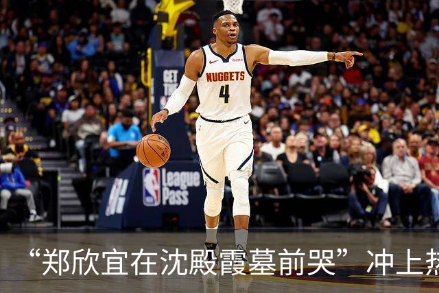 “郑欣宜在沈殿霞墓前哭”冲上热搜，网友拍到郑欣宜在母亲墓前哭到无法起身、手里攥着纸巾，无人在旁陪伴